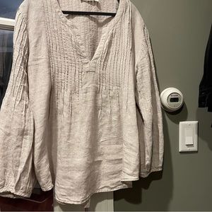 Vineyard Vines 100% linen pull over top with pin tuck pleated bib.  Large.